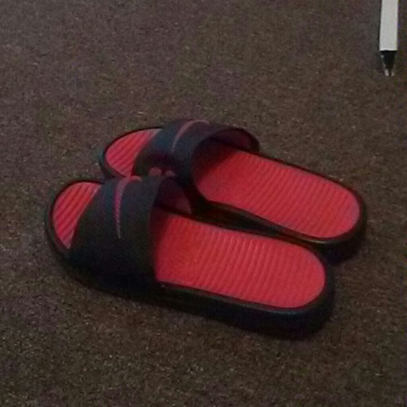 red nike slides mens